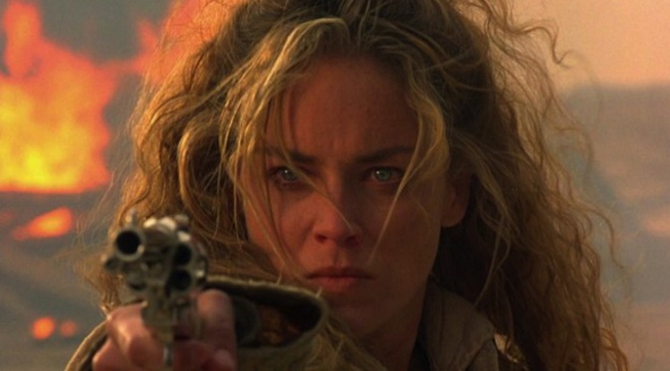 Sharon Stone era a estrela dos 90. Neste faroeste, vivia a pistoleira infalível que derrota seus inimigos, numa espécie de antecipação de 