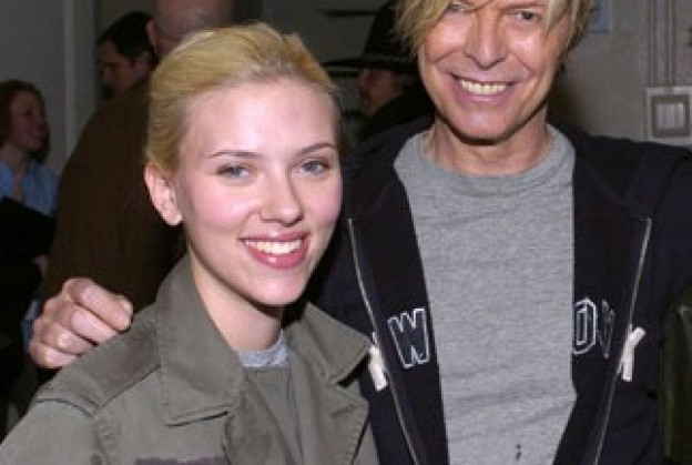 Bowie, esperto como é, participou do álbum de estreia de Scarlett Johansson, “Anywhere I Lay My Head”, de 2008, e deu uma ajudinha para a atriz no mundo da música