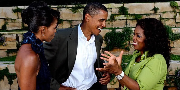 Tipo muito poder: Oprah entrevistou não só Barack Obama, em 2009, não satisfeita, ela chamou a mulher do cara mais pdoeroso do mundo e fez uma conversa lá em casa com Michelle e o maridão em 2011 