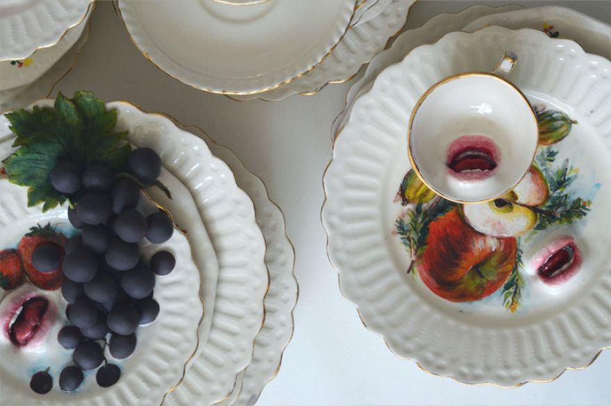 As porcelanas de Ronit Baranga ganham vida com os dedos e bocas que o artista insere.
