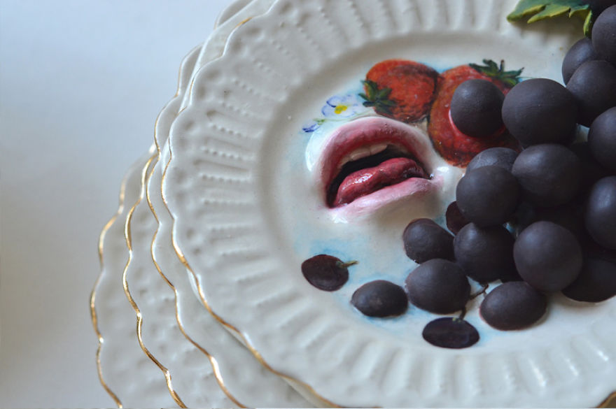 As porcelanas de Ronit Baranga ganham vida com os dedos e bocas que o artista insere.