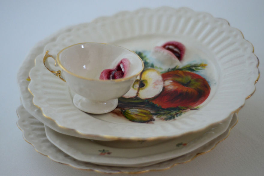 As porcelanas de Ronit Baranga ganham vida com os dedos e bocas que o artista insere.