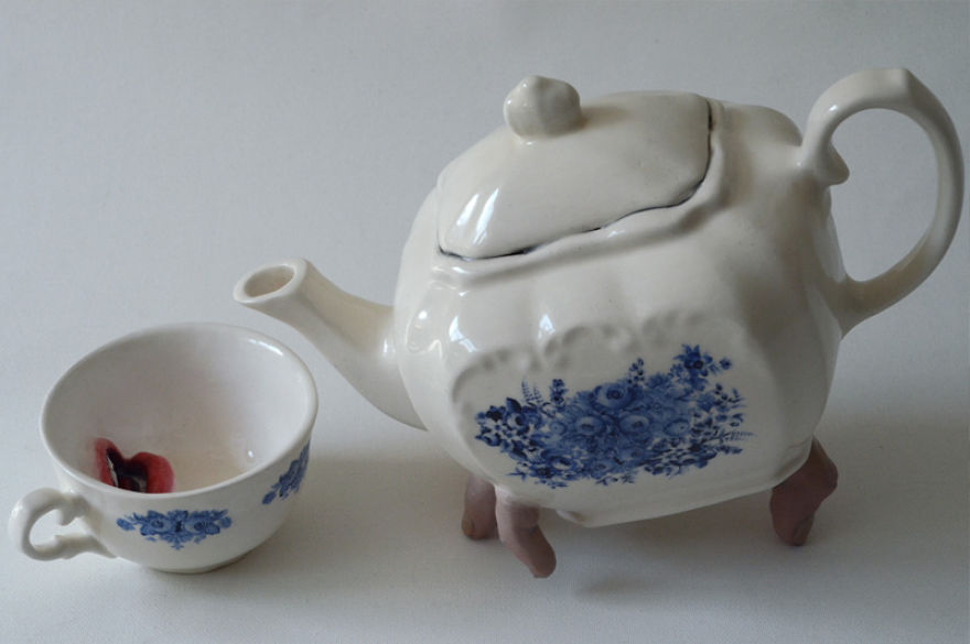 As porcelanas de Ronit Baranga ganham vida com os dedos e bocas que o artista insere.