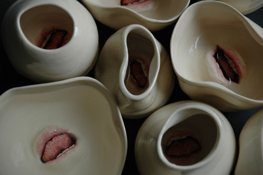 As porcelanas de Ronit Baranga ganham vida com os dedos e bocas que o artista insere.