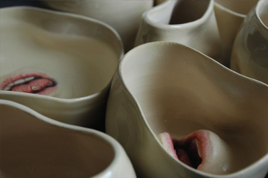 As porcelanas de Ronit Baranga ganham vida com os dedos e bocas que o artista insere.
