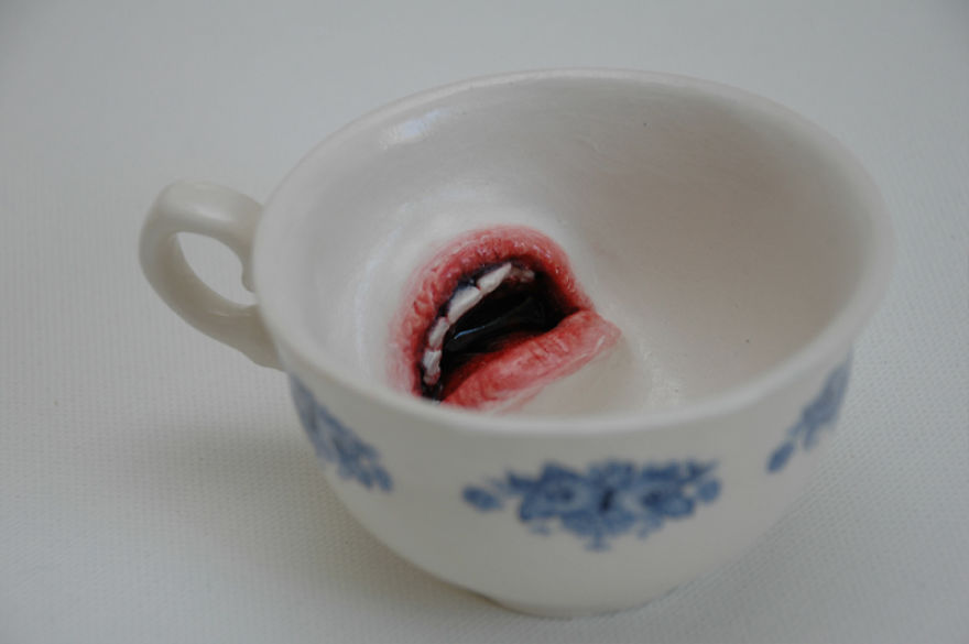 As porcelanas de Ronit Baranga ganham vida com os dedos e bocas que o artista insere.