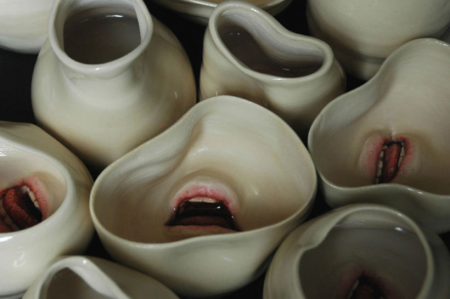 As porcelanas de Ronit Baranga ganham vida com os dedos e bocas que o artista insere.