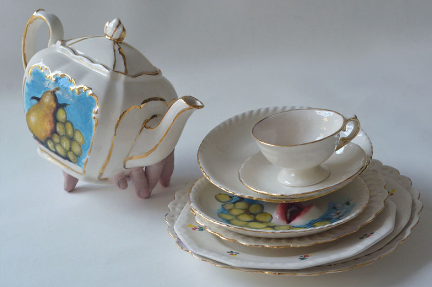 As porcelanas de Ronit Baranga ganham vida com os dedos e bocas que o artista insere.