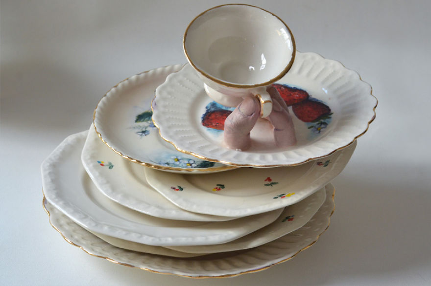 As porcelanas de Ronit Baranga ganham vida com os dedos e bocas que o artista insere.