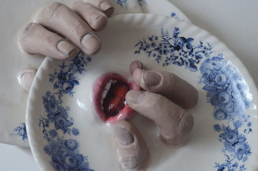 As porcelanas de Ronit Baranga ganham vida com os dedos e bocas que o artista insere.