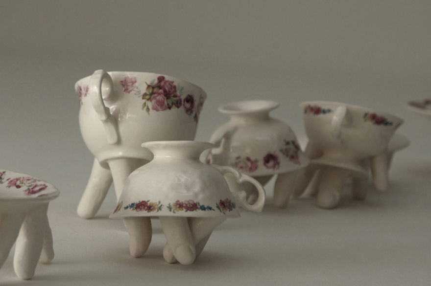 As porcelanas de Ronit Baranga ganham vida com os dedos e bocas que o artista insere.