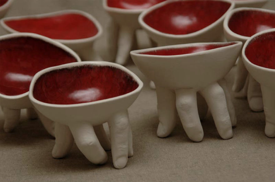 As porcelanas de Ronit Baranga ganham vida com os dedos e bocas que o artista insere.