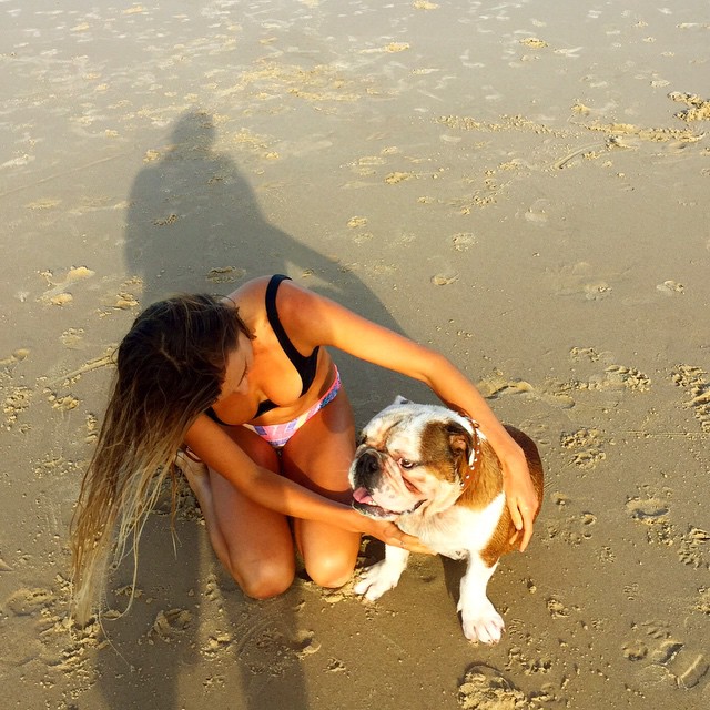 Além de surfista profissional, Alana ainda tem tempo para fazer ensaios como modelo