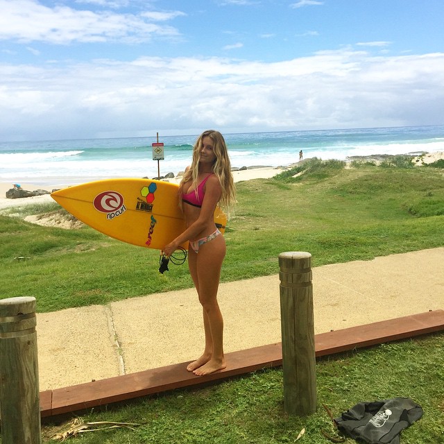 Além de surfista profissional, Alana ainda tem tempo para fazer ensaios como modelo