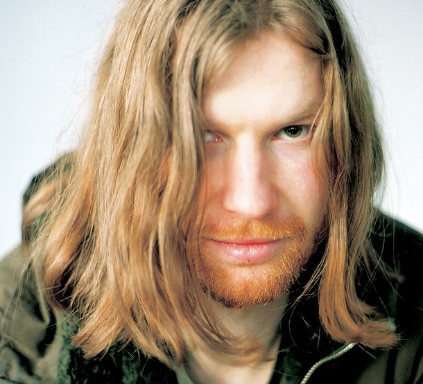 Aphex Twin contou em entrevista para a revista alemã Groove que contratou um progamador chinês para desenvolver um software baseado em mutações.