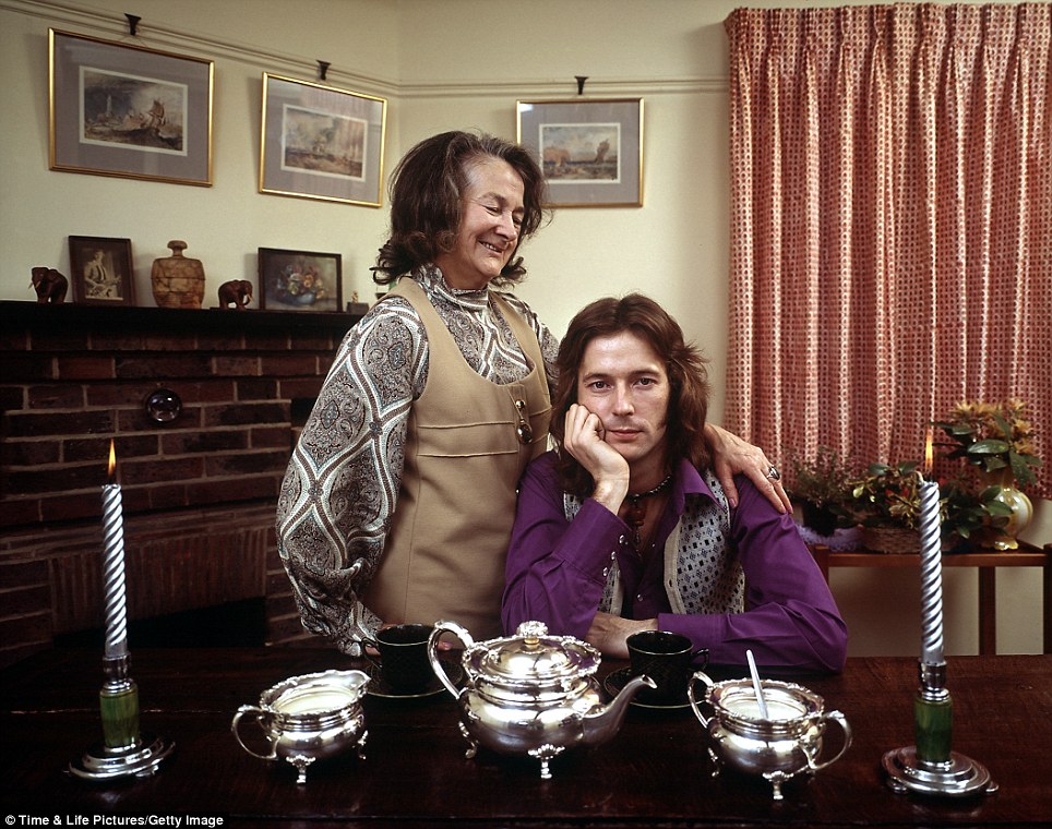 Eric Clapton com sua vó Rose Clapp, na casa em que ele comprou para ela