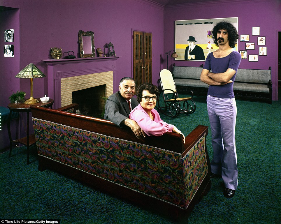 Frank Zappa e seus pais Francis e Rosemarie, em sua casa em Los Angeles