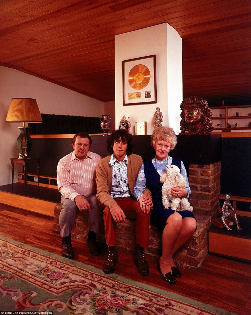 Donovan com os pais Donald e Winifred Leitch, em sua casa na Inglaterra