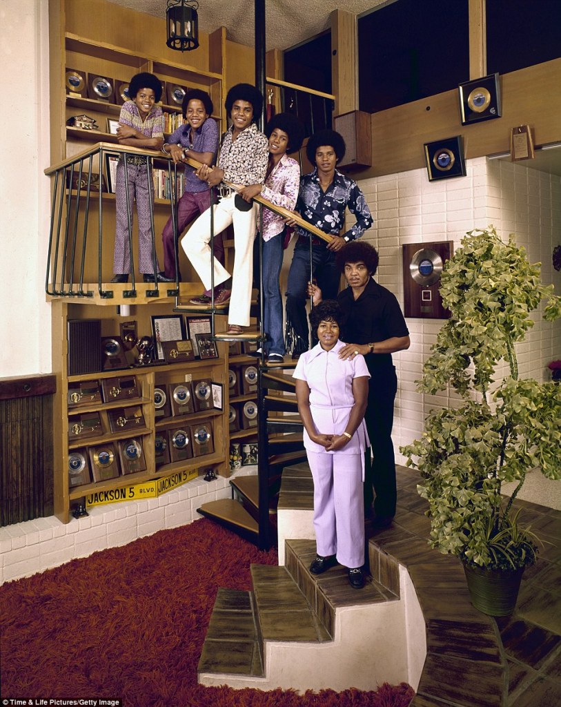 Michael e seus irmãos, os Jackson Five, com seus pais posando para a capa da Revista LIFE