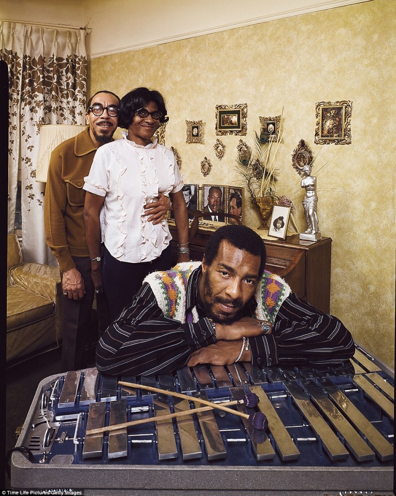 O cantor folk Richie Havens com seus pais Richard e Mildred, no seu apartamento no Brooklyn, em Nova York