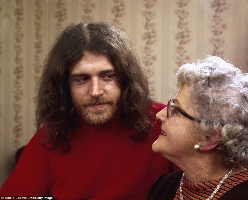 Joe Cocker e sua mamãe Marjorie, em Sheffield, na Inglaterra