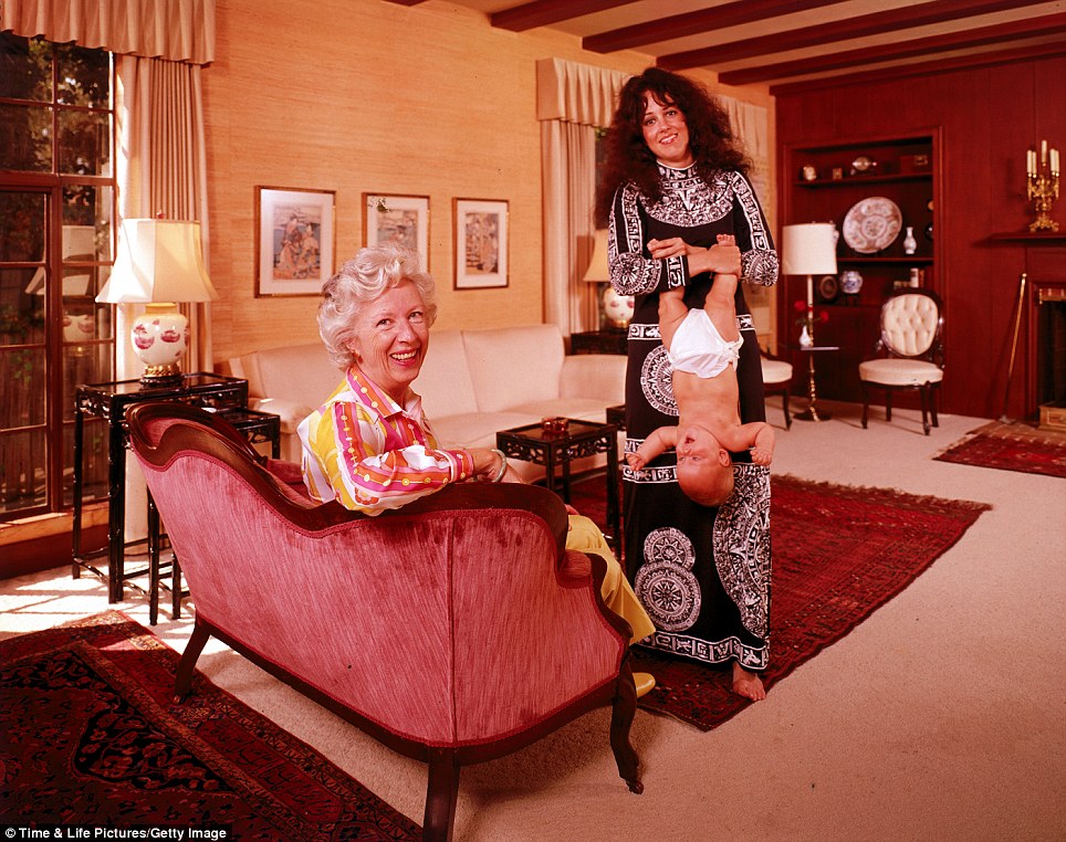 Grace Slick, vocalista do Jefferson Airplane, com sua mãe e seu filhinho, anos depois.