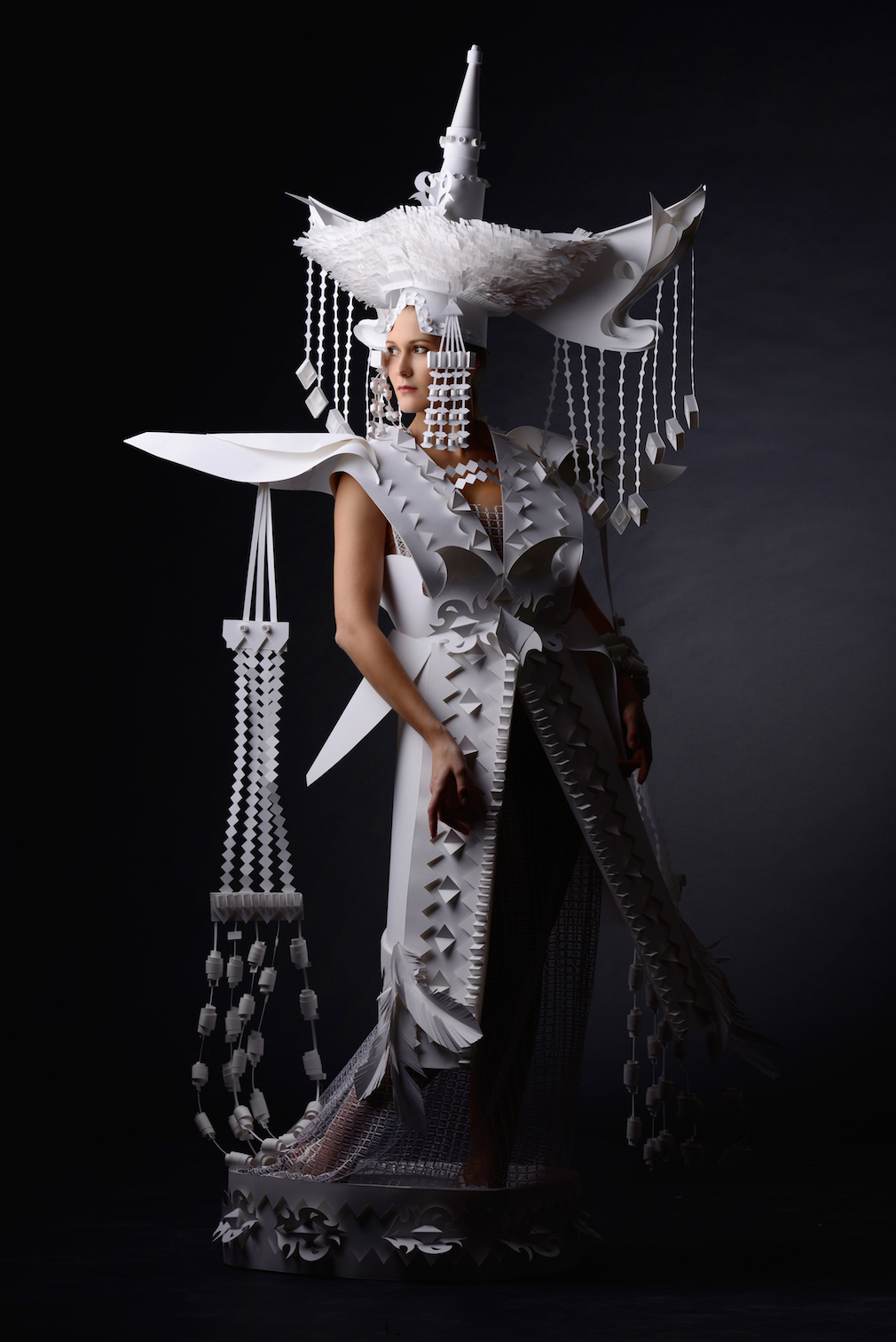Vestido feito em papel pela artista Asya Kozina