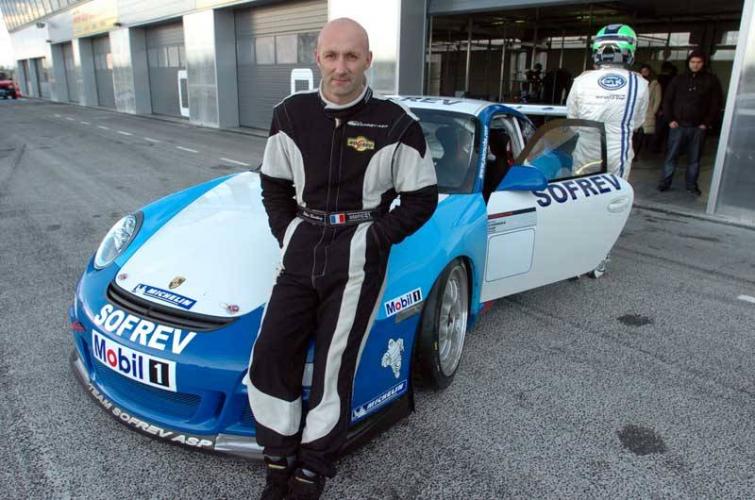 O goleiro que fez parte daquela seleção francesa da final de 98 saiu dos gramados e foi para as pistas, se tornando um atleta do automobilismo.