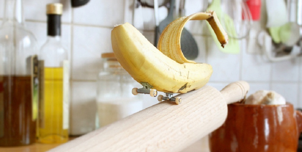 Uma banana descendo um pau de macarrão.