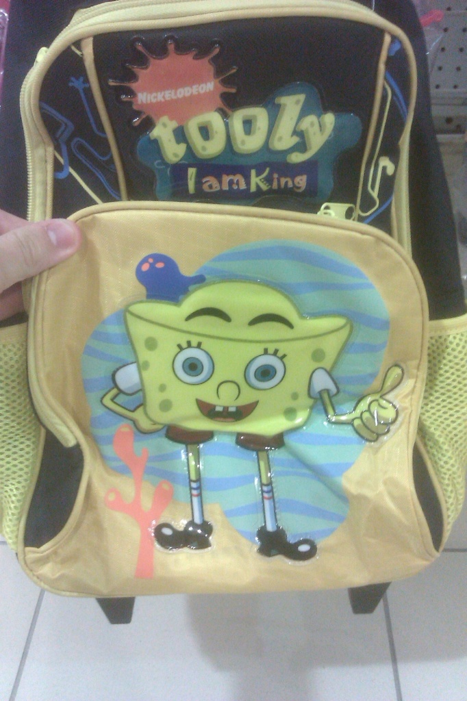O filho do Bob Esponja com o Dollynho, seu amiguinho