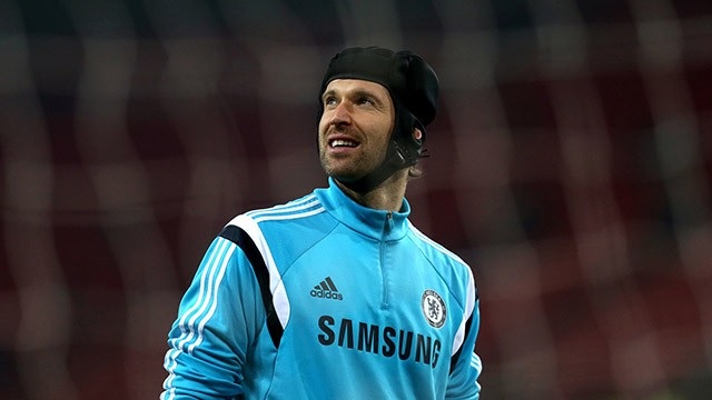 O goleiro do Chelsea levou uma joelhada na cabeça em 2006, ficou alguns meses fora dos gramados e agora só joga com um capacete