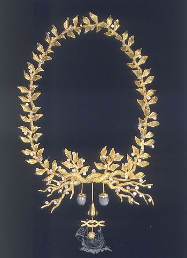 Com ouro 18 quilates, diamantes e safira, este colar forma um rosto onde estão os pingentes.