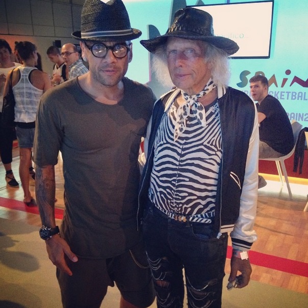 Ao lado de James Goldstein, o lateral ficou com um visual sóbrio, não dá pra reclamar