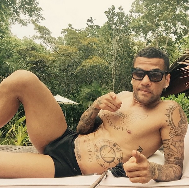 Dani Alves também foge do normal e prefere uma sunga para curtir a piscina