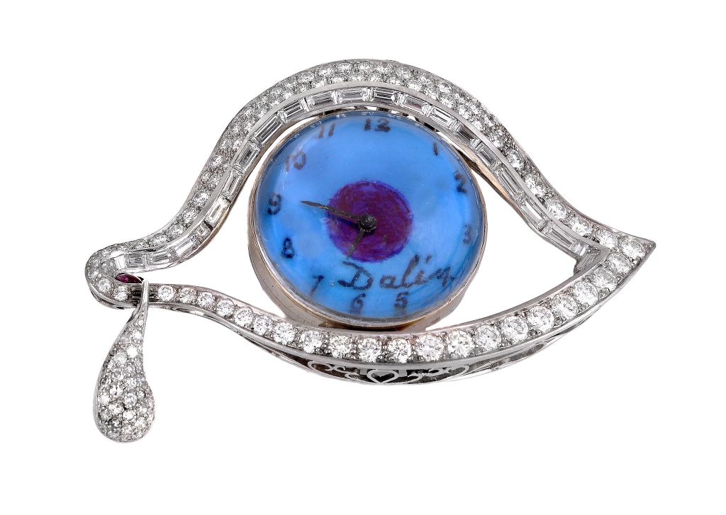 Dalí não fazia arte só para seus espectadores. Este broche com um relógio, feito em diamante e platina, foi um presente para sua esposa, feito pelos joalheiros Alemany & Ertman, de Nova York.