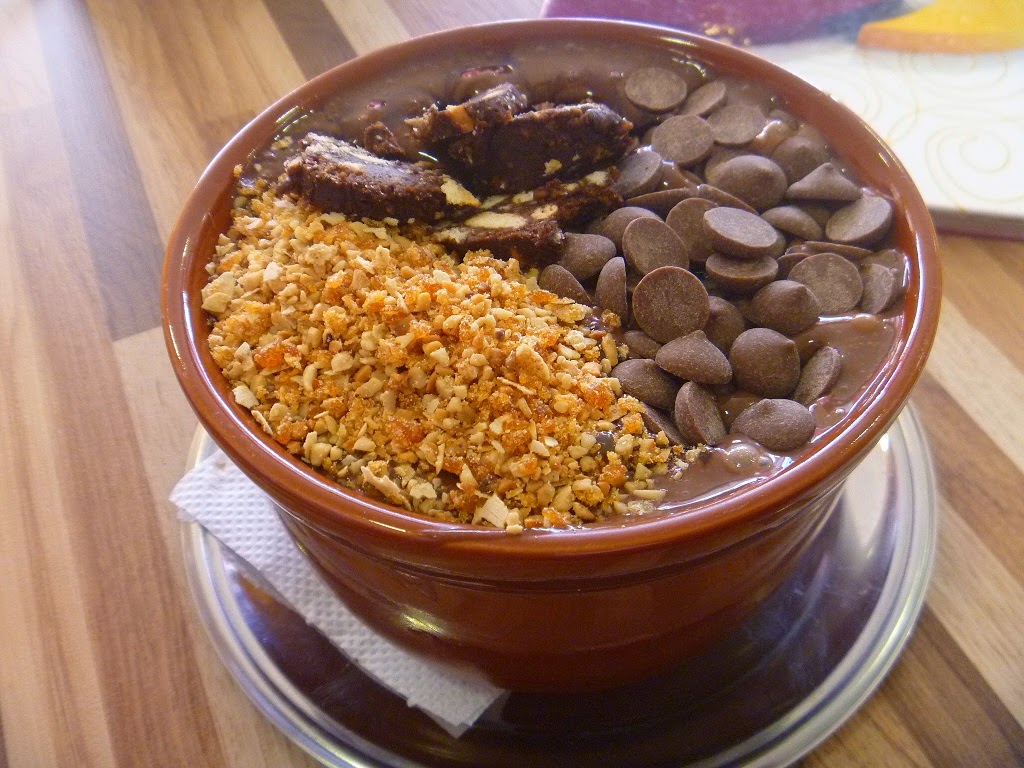 A feijoada de sorvete leva sorvete, farofa doce, gotas de chocolate e palha italiana. Não acompanha couve refogada.