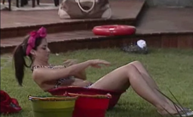 No BBB 9, impossibilitada de entrar na piscina (ela tava na equipe que ficou do outro lado do muro colocado na casa), Francine improvisou um banho de bacia. Olha que bacana. Ela sentou e ali ficou se refrescando de boas. 