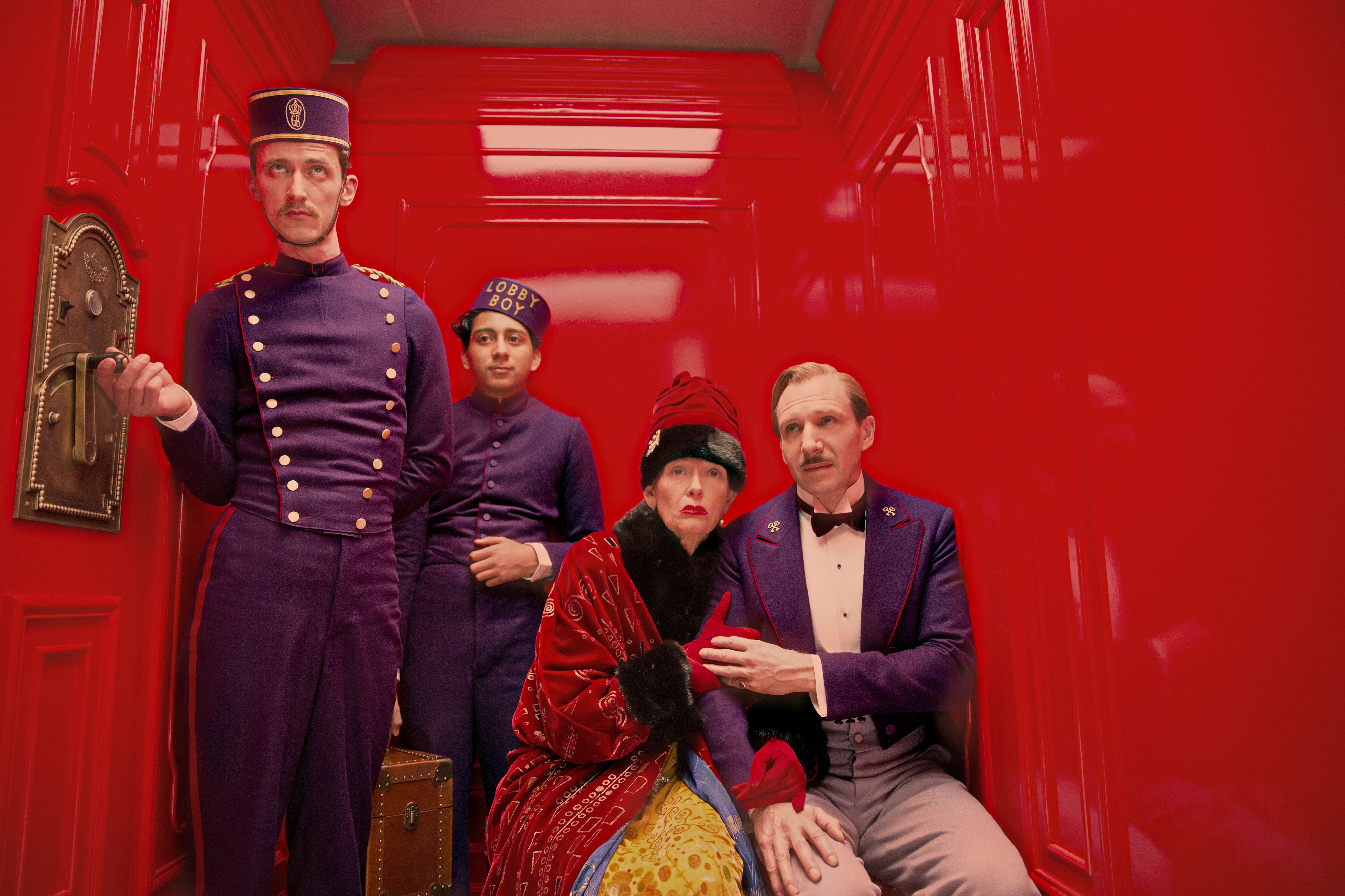 Repleto de histórias e humor, o filme narra as confusões de um gerente e um jovem empregado em um período conturbado da Europa.
