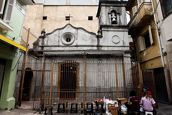 A cidade de São Paulo também guarda suas histórias bizarras. A da igreja dos Aflitos, na Liberdade, é uma delas: nela, está enterrado um soldado chamado Francisco José das Chagas, o Chaguinha. Condenado ao enforcamento, ele se salvou duas vezes na hora da execução, com o rompimento da corda. Por isso, o público considerou o episódio um milagre e pediu a liberdade do moço, que foi finalmente morto na terceira tentativa. Até hoje, algumas pessoas visitam o lugar para fazer pedidos ao soldado e pagar promessas.