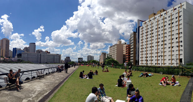 Você sabe onde fica este lugar verde e com vista para o céu? Em cima do Centro Cultural São Paulo, na Estação Vergueiro. Além de poder desfrutar de uma biblioteca enorme e da programação do local, você ainda pode deitar na grama e curtir os eventos que acontecem por ali. Aposto que essa você não conhecia!