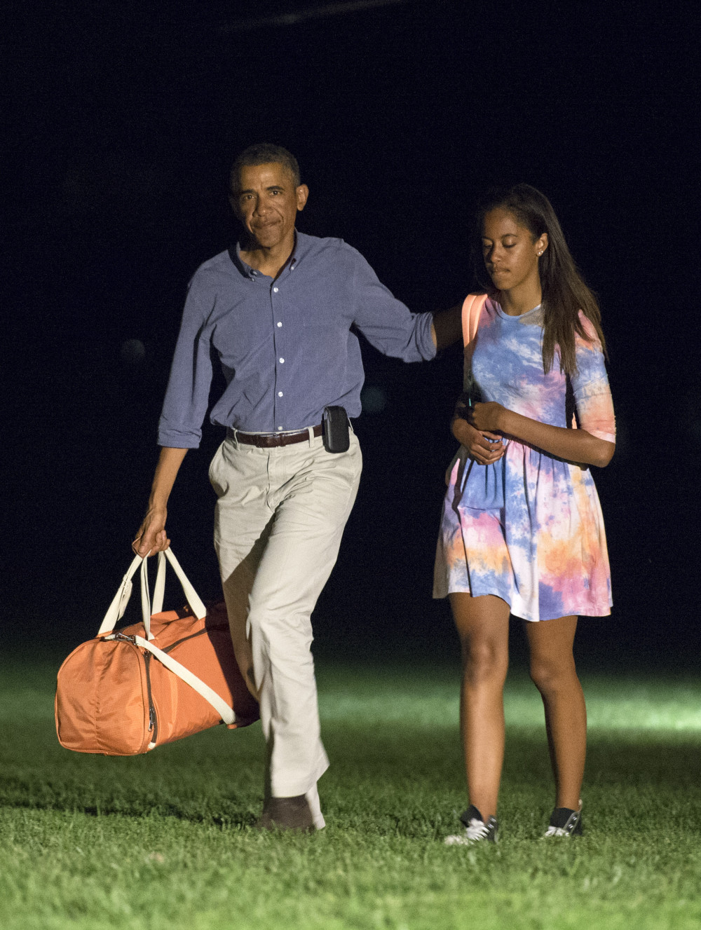 WASHINGTON, DC - AUGUST 17:  President Barack Obama and oldest daughter Malia return to the White House on August 17, 2014 in Washington, DC. The president is taking a break from his vacation in Martha's Vineyard to attend a series of meetings at the White House.  (Photo by Kevin Dietsch-Pool/Getty Images) ORG XMIT: 459829521 ORIG FILE ID: 453765592