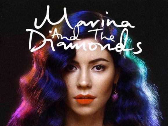 Programado para 16 de abril, o novo disco de Marina & The Diamonds, Froot. Happy, Immortal e Froot, faixas já lançadas do álbum deram água na boca dos fãs. De quebra, ela será se apresenta pela primeira vez no Brasil, no dia 28 de março, na versão brasileira do Lollapalooza.