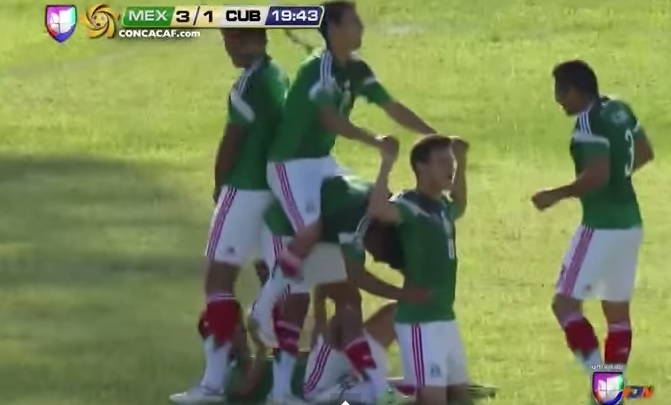 Jogadores mexicanos fazem a bicicleta humana após gol