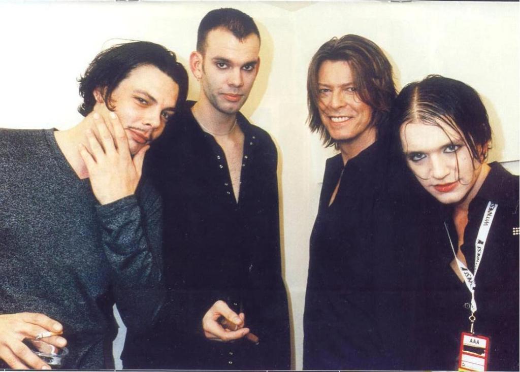 Em 1999, Bowie se encantou pela banda de Brian Molko e cantou na faixa “Without I’m Nothing”, do disco de mesmo nome. Uma obra prima!