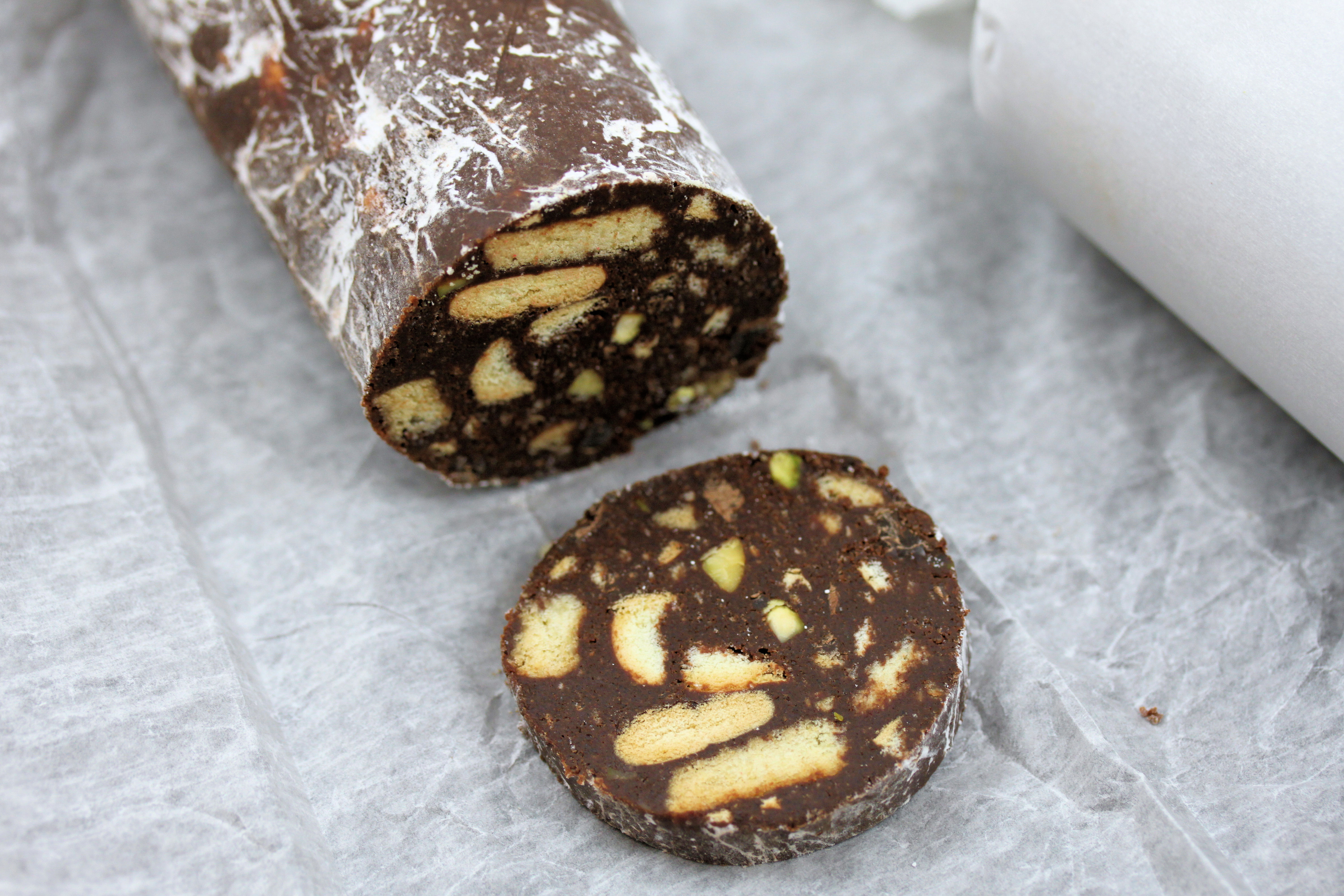 Agora a coisa começa a ficar extrema: entramos na seção "iguarias suínas de chocolate". Primeiro, o salame de chocolate, que mistura uma massa com base de chocolate e bolacha maizena.