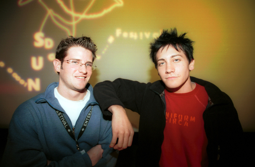 O diretor Richard Kelly e o ator Jake Gyllenhaal. em 2001, na estreia de Donnie Darko