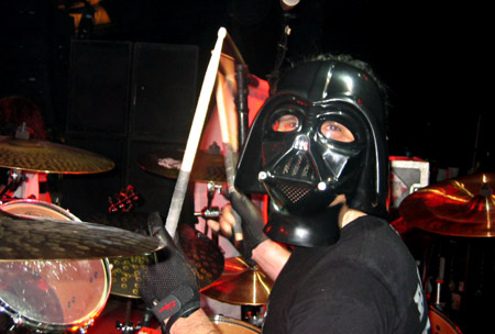 O baterista do Anthrax se inspira em Darth Vader enquanto soca seu instrumento