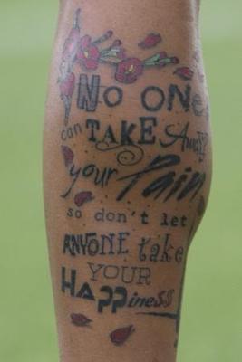 Pedimos perdão aos nossos leitores com déficit de atenção por essa tatuagem.
São tantas fontes, umas flores perdidas, uma frase digna daquelas que sua tia compartilha no Facebook... aí não né, André?
Tradução: 