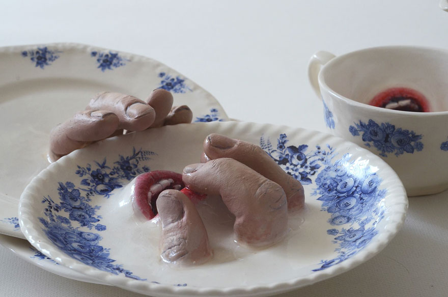 As porcelanas de Ronit Baranga ganham vida com os dedos e bocas que o artista insere.