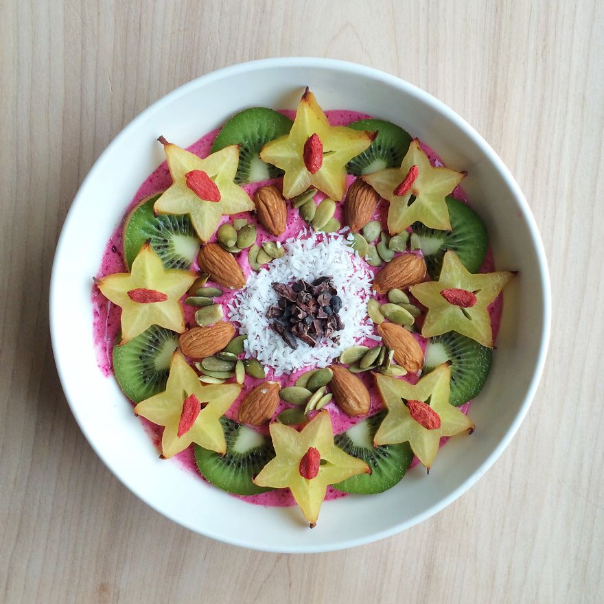 A estudante Amalia Bussard prepara suas refeições em forma de mandala.